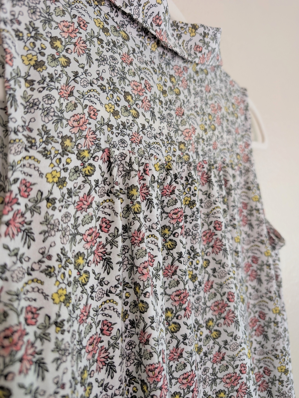 Sweet LOFT Sleeveless Collared Blouse with Delicate Florals - XS Petite - Picture 7 of 7
